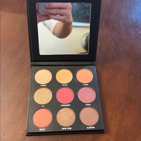 Kylie Cosmetics Burgundy Eye shadow palette - Picture 3 of 7